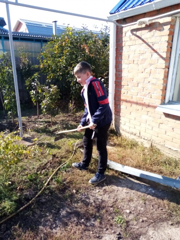 Ученики 5 "В" посетили ветерана, труженицу тыла Дмитриеву Татьяну Филипповну. Ребята навели порядок на придомовой территории, помогли убрать в огороде.