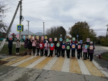 В рамках Всемирного Дня ребёнка учащиеся школы приняли участие в челлендже "Твоё внимание=моя жизнь" с целью привлечь внимание к проблеме безопасности дорожного движения