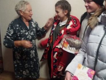26 ноября Ученики 7б класса поздравили с 93-летием ветерана, труженицу тыла Лисицкую Раису Александровну. Ребята подарили торт и пожелали здоровья и долголетия.