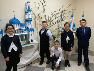 Учащиеся 4 г. класса посетили Межмуниципальную передвижную выставку Членов ТСХ России " Земля и люди"