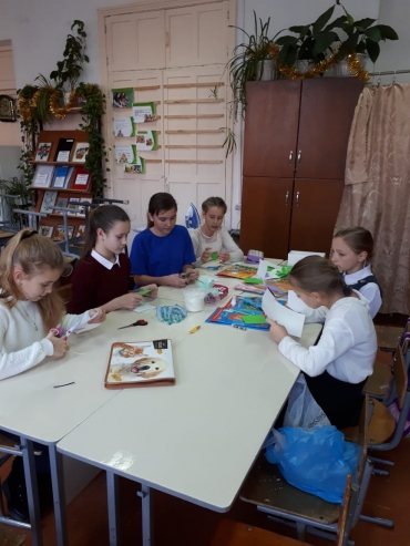 11 декабря проведен кружок "Рукодельница", руководитель Ельмина Г.В. Изготовление новогодних  открыток для ветеранов.